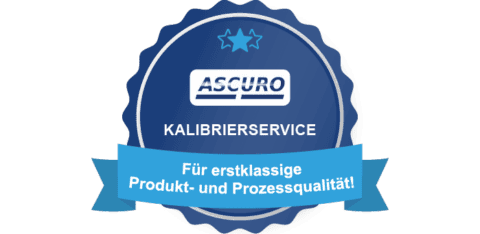 Waagen Kalibrierung 3 Blaues Qualitätssiegel mit dem Schriftzug „ASCURO Kalibrierservice“ und dem Banner „Für erstklassige Produkt- und Prozessqualität!“